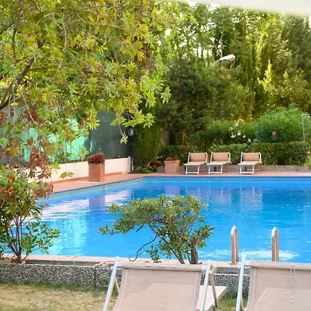 Laura Sweet Con Piscina