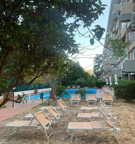 Laura Sweet Con Piscina アパート